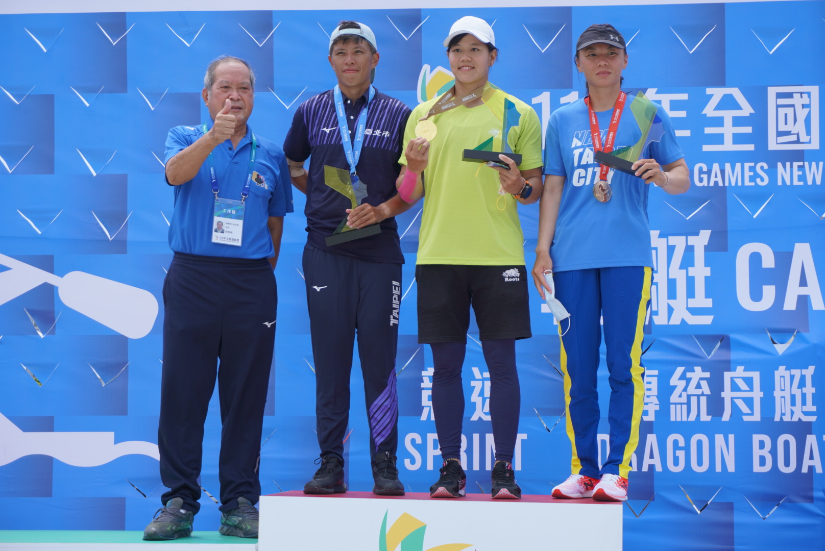 女子組500公尺單人愛斯基摩艇前三名選手。銀牌周汝娟（左二）、金牌劉妍廷（右二）、銅牌周靖庭（右一）。攝影 / 日郁婷